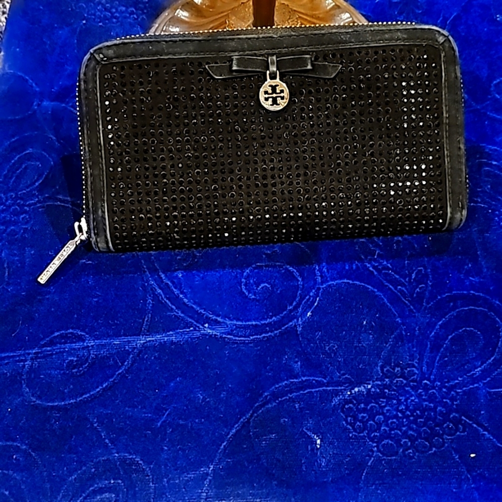 TORY BURCH DIAMOND STUDDED ZIP WALLET
